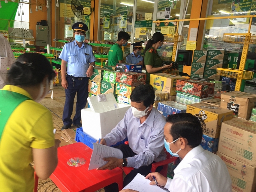 Cục QLTT Cà Mau: Kiểm tra việc niêm yết giá và bán đúng giá niêm yết