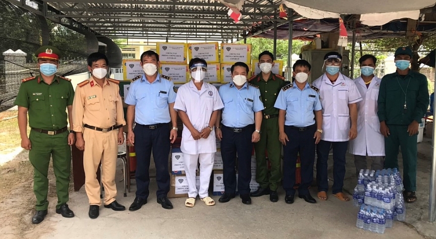 Cục QLTT Gia Lai thăm hỏi, tặng quà cho lực lượng chống dịch tuyến đầu của tỉnh Cục QLTT Gia Lai thăm hỏi, tặng quà cho lực lượng chống dịch tuyến đầu của tỉnh