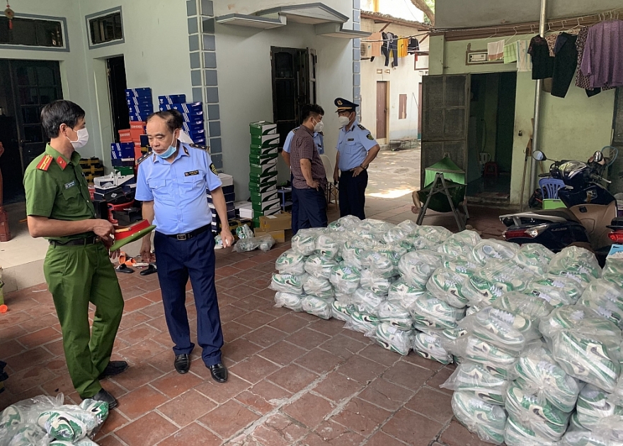 Thu giữ gần 2.500 đôi giầy có dấu hiệu giả mạo nhãn hiệu NIKE