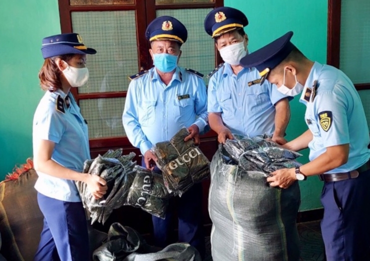 Thừa Thiên Huế: Tịch thu gần 1.300 bộ áo quần có dấu hiệu giả mạo nhiều nhãn hiệu