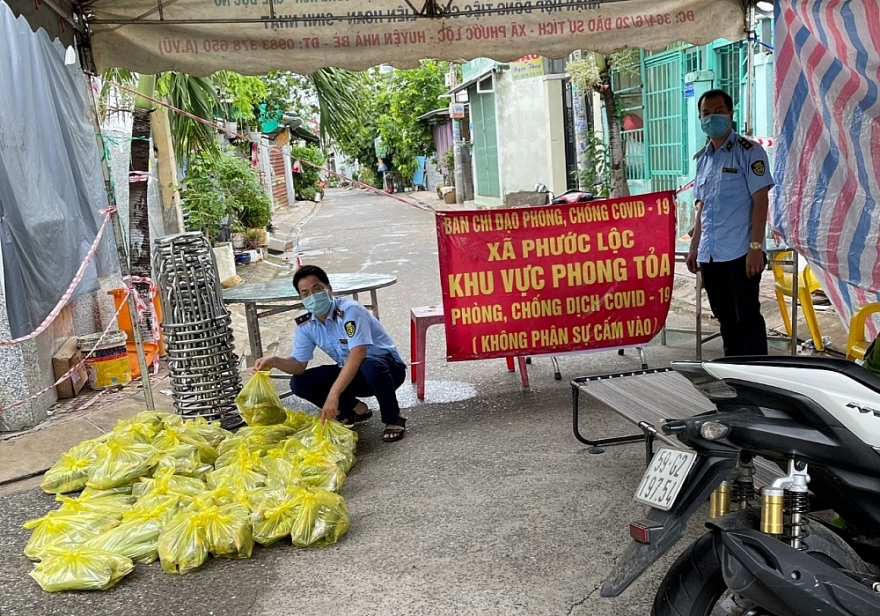 QLTT An Giang hỗ trợ 8 tấn bắp cho người dân trong khu vực phong tỏa tại TP. Hồ Chí Minh QLTT An Giang hỗ trợ 8 tấn bắp cho người dân trong khu vực phong tỏa tại TP. Hồ Chí Minh