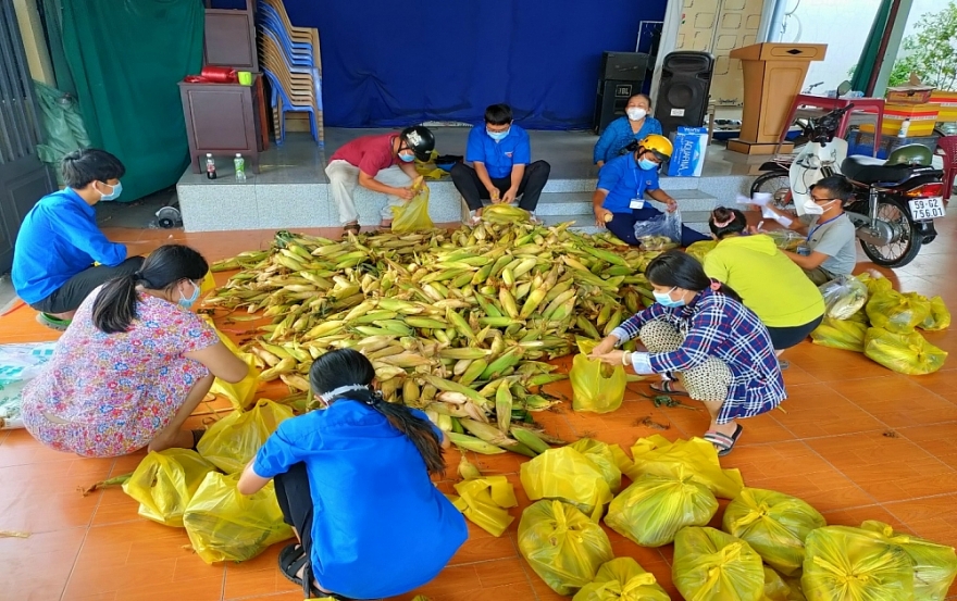 QLTT An Giang hỗ trợ 8 tấn bắp cho người dân trong khu vực phong tỏa tại TP. Hồ Chí Minh QLTT An Giang hỗ trợ 8 tấn bắp cho người dân trong khu vực phong tỏa tại TP. Hồ Chí Minh