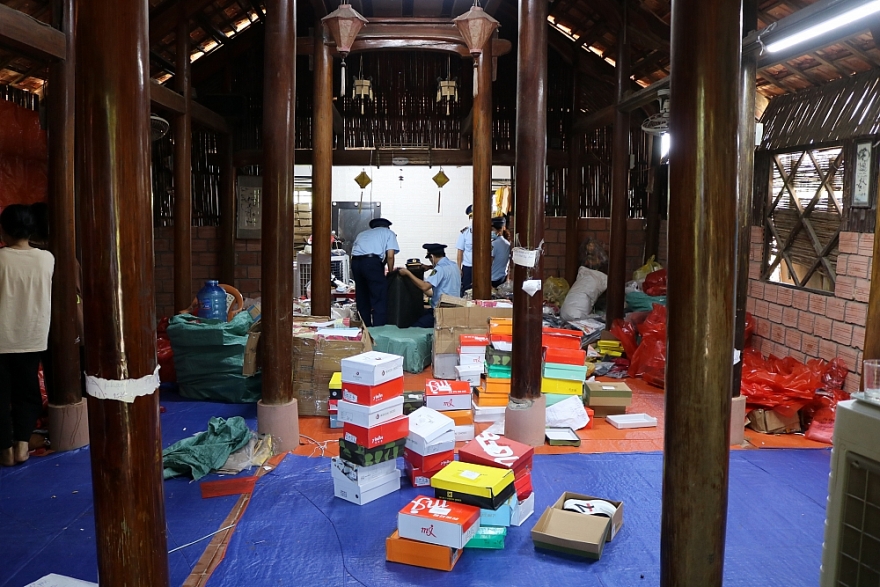 Quảng Bình: Thu giữ hơn 1.000 sản phẩm quần áo, giày dép nhập lậu