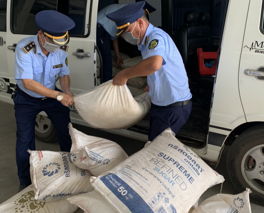 Phát hiện và tạm giữ nhiều tấn đường kính trắng không có hóa đơn