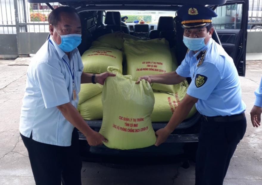 Trên 01 tấn gạo và mỳ tôm được ủng hộ cho Quỹ phòng chống dịch tại Cà Mau