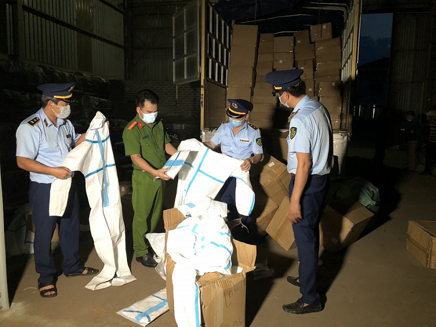 Lào Cai: Ngăn chặn trên 8.300 bộ quần áo phòng chống dịch không rõ nguồn gốc xuất xứ
