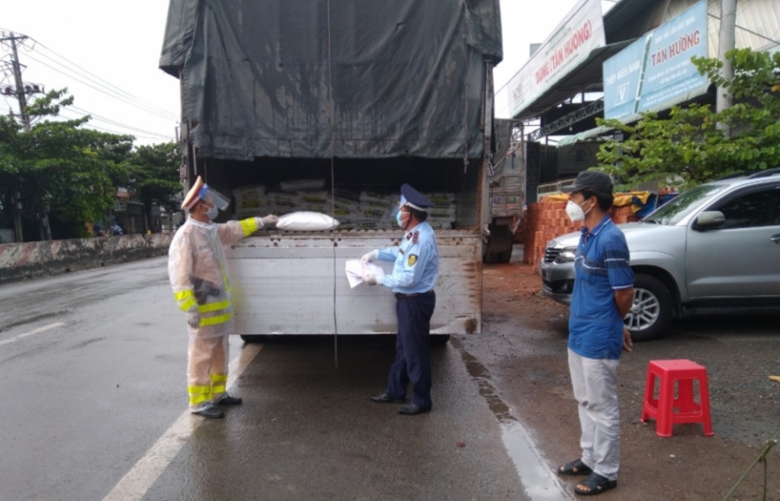 Tiền Giang: Xử dụng xe luồng xanh vận chuyển 9 tấn nguyên liệu thức ăn chăn nuôi có nguồn gốc nước ngoài vi phạm nhãn Tiền Giang: Sử dụng xe luồng xanh vận chuyển 9 tấn nguyên liệu thức ăn chăn nuôi vi phạm về nhãn hàng hóa