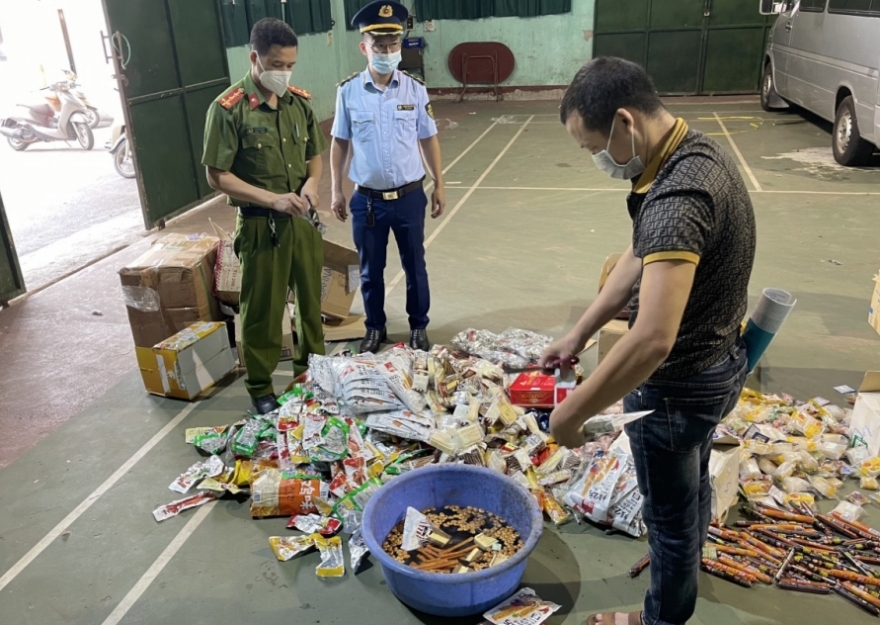 Kinh doanh bánh Trung thu, thực phẩm không rõ nguồn gốc, xuất xứ phát 17 triệu đồng