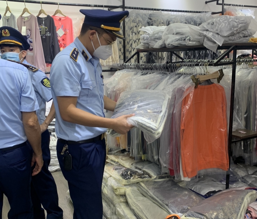 Tạm giữ gần 200 bộ quần áo có dấu hiệu giả mạo nhãn hiệu Tạm giữ gần 200 bộ quần áo có dấu hiệu giả mạo nhãn hiệu