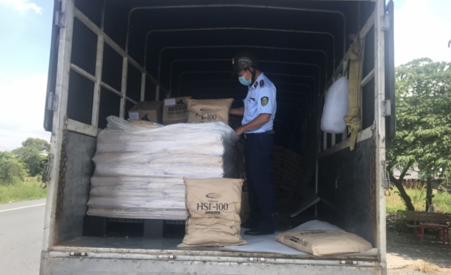Không có tem nhãn phụ, 5 tấn đường nhập khẩu bị chặn đứng trên đường đi tiêu thụ