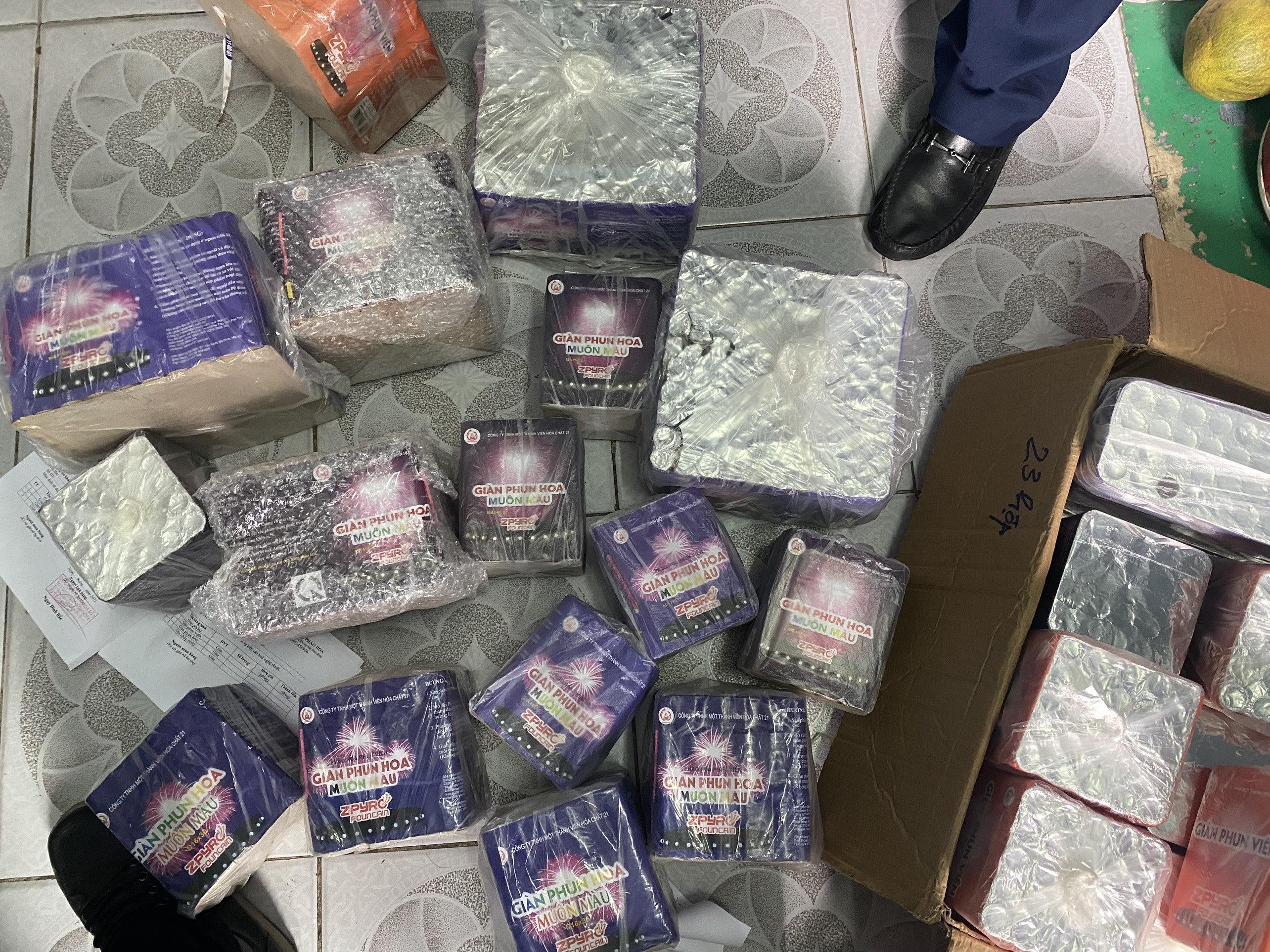 Kiểm tra, thu giữ lượng lớn pháo hoa giả ngay giữa Thủ đô