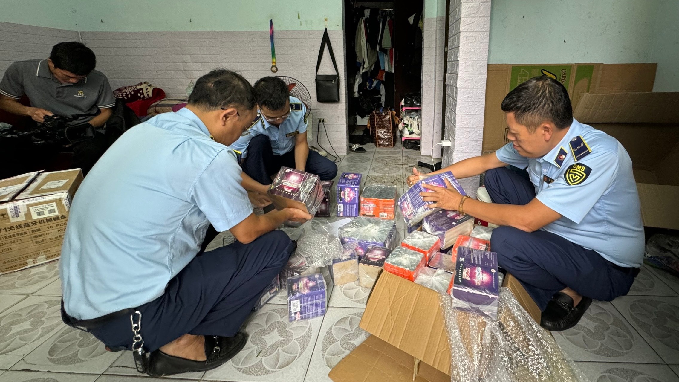 Kiểm tra, thu giữ lượng lớn pháo hoa giả ngay giữa Thủ đô