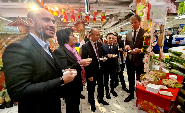 Quảng bá, giới thiệu hàng Tết Việt Nam bên ngoài thủ đô Paris