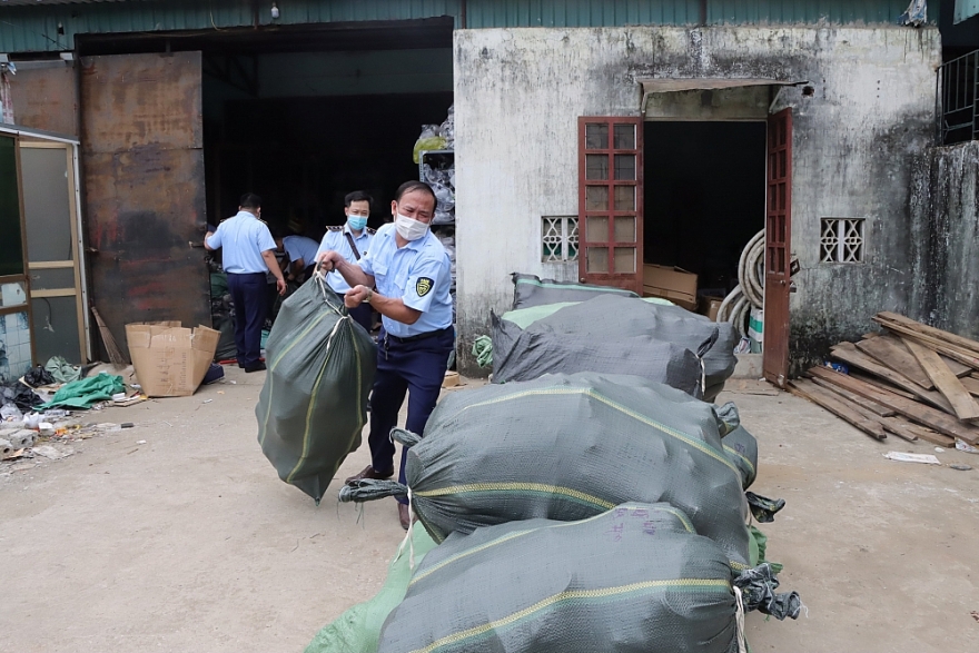 Theo chân Quản lý thị trường, kiểm tra một cơ sở kinh doanh với 4 kho hàng vi phạm