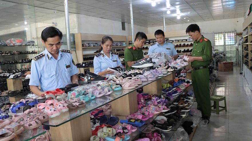 Trực chiến 24/24 để kiểm tra, kiểm soát, giữ ổn định thị trường Trực chiến 24/24 để kiểm tra, kiểm soát, giữ ổn định thị trường