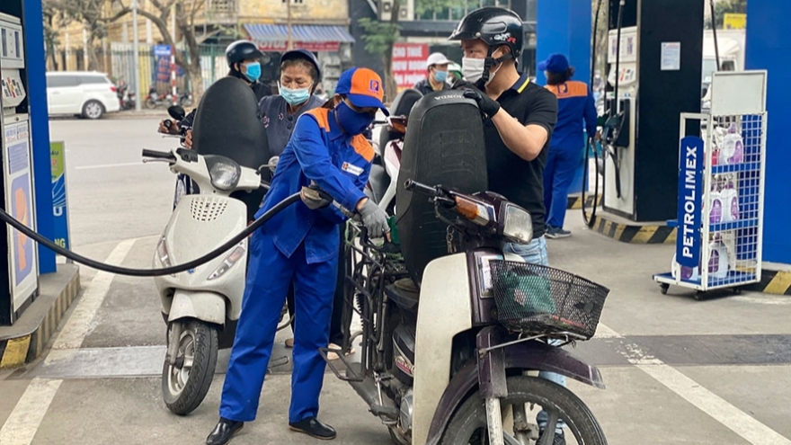 Xăng tăng giá 7 lần liên tiếp, gần 30.000 đồng/lít