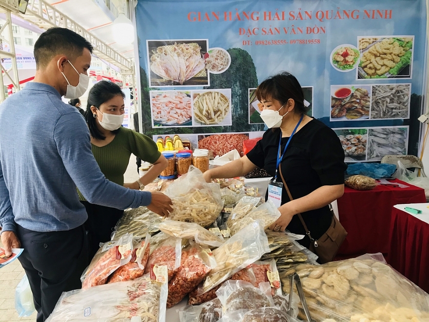 Bảo vệ quyền lợi người tiêu dùng trong bối cảnh thương mại điện tử bùng nổ