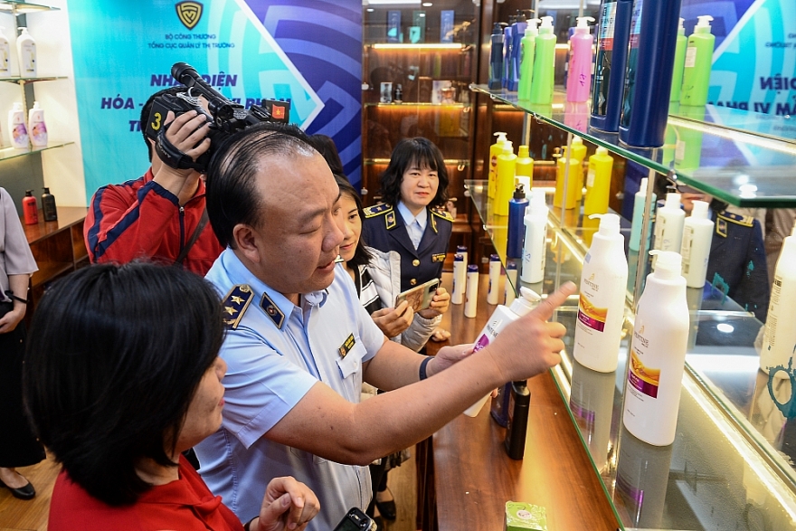 Đấu tranh phòng, chống hàng giả để bảo vệ quyền lợi người tiêu dùng