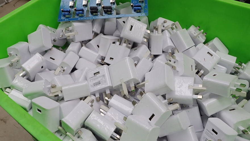 Triệt phá cơ sở gia công, lắp ráp, hô biến sạc điện thoại “rởm” thành hàng chính hãng