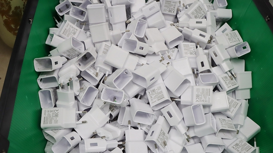 Triệt phá cơ sở gia công, lắp ráp, hô biến sạc điện thoại “rởm” thành hàng chính hãng