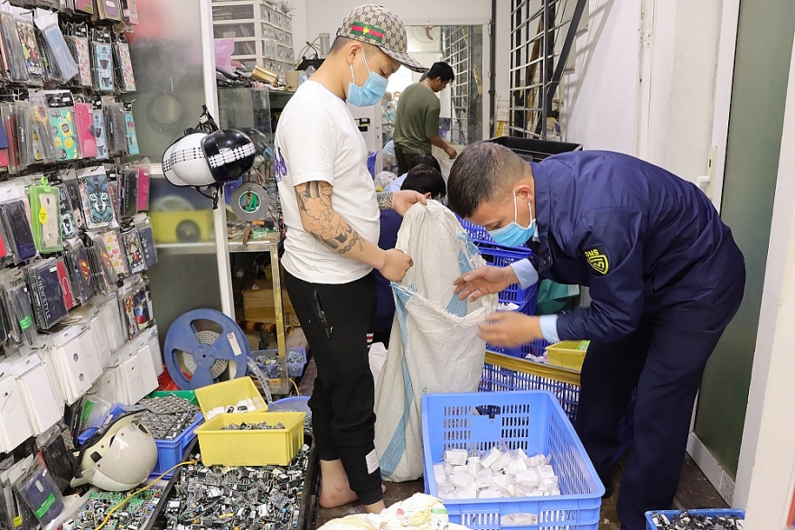 Triệt phá cơ sở gia công, lắp ráp, hô biến sạc điện thoại “rởm” thành hàng chính hãng