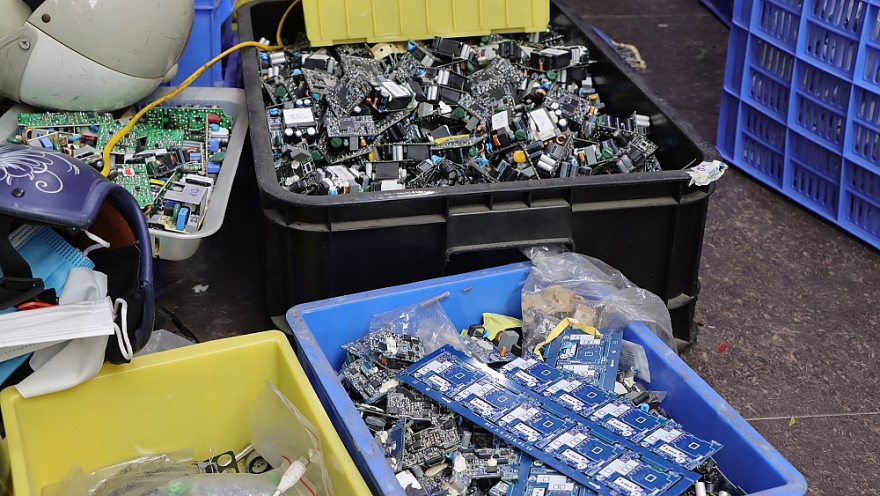 Triệt phá cơ sở gia công, lắp ráp, hô biến sạc điện thoại “rởm” thành hàng chính hãng