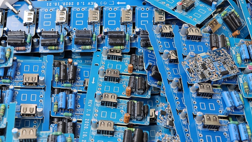 Triệt phá cơ sở gia công, lắp ráp, hô biến sạc điện thoại “rởm” thành hàng chính hãng