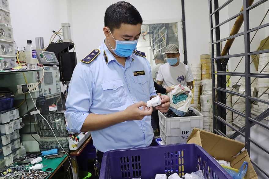 Triệt phá cơ sở gia công, lắp ráp, hô biến sạc điện thoại “rởm” thành hàng chính hãng