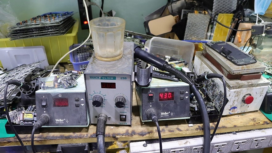 Triệt phá cơ sở gia công, lắp ráp, hô biến sạc điện thoại “rởm” thành hàng chính hãng