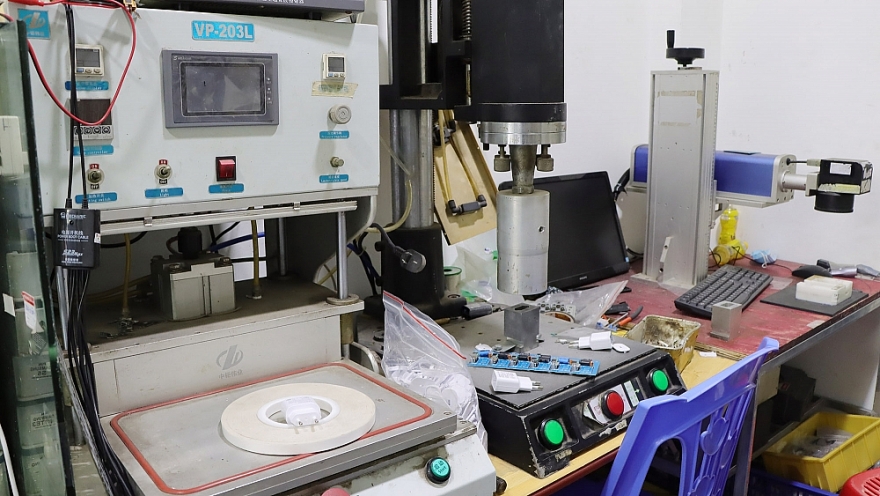 Triệt phá cơ sở gia công, lắp ráp, hô biến sạc điện thoại “rởm” thành hàng chính hãng