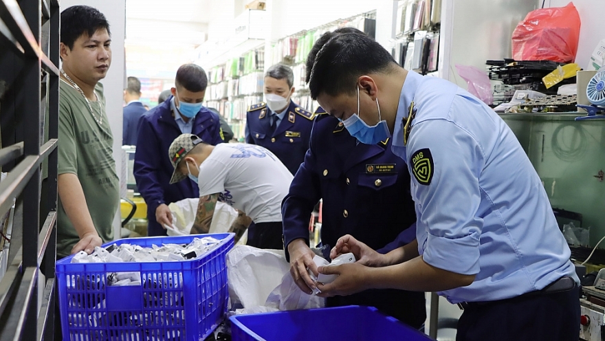 Triệt phá cơ sở gia công, lắp ráp, hô biến sạc điện thoại “rởm” thành hàng chính hãng