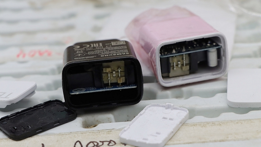 Triệt phá cơ sở gia công, lắp ráp, hô biến sạc điện thoại “rởm” thành hàng chính hãng