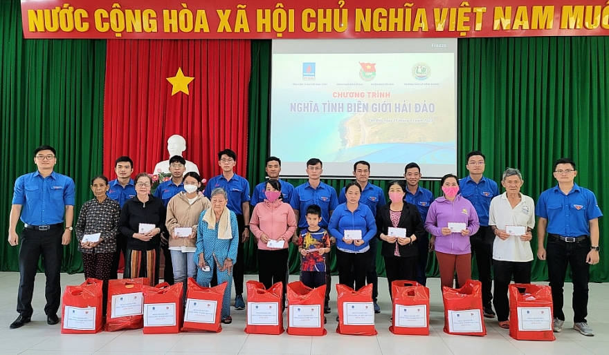 Đoàn Thanh niên PV Gas với Chương trình “Nghĩa tình biên giới hải đảo”