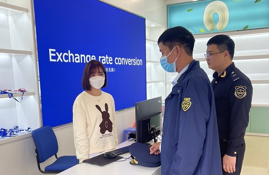 Bán nước hoa giả, cửa hàng kinh doanh đồ lưu niệm bị phạt