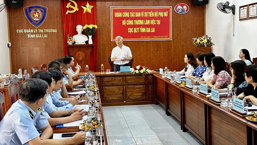 Đoàn công tác Vì sự tiến bộ của phụ nữ Bộ Công Thương làm việc với Cục QLTT Gia Lai và Đắk Lắk