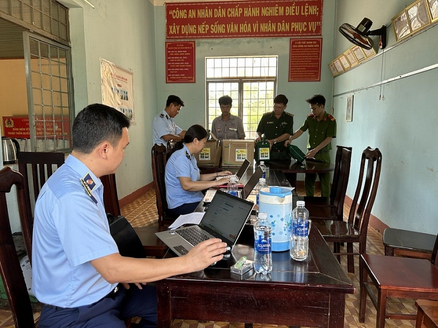 Liên tiếp phát hiện các vụ chuyển thuốc bảo vệ thực vật nhập lậu từ biên giới Liên tiếp phát hiện các vụ chuyển thuốc bảo vệ thực vật nhập lậu từ biên giới