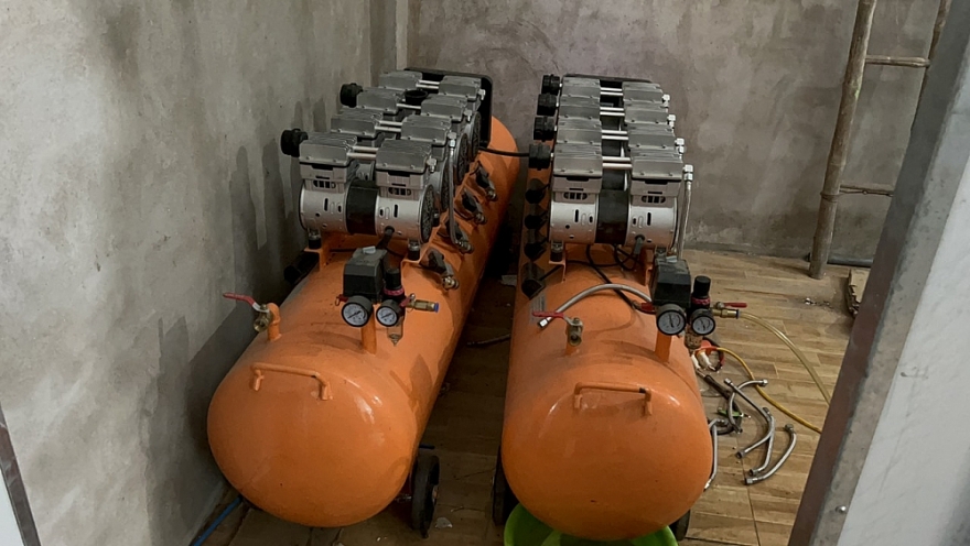 Triệt phá kho gia công “hô biến” kẹo Trung Quốc thành hàng Nhật Bản