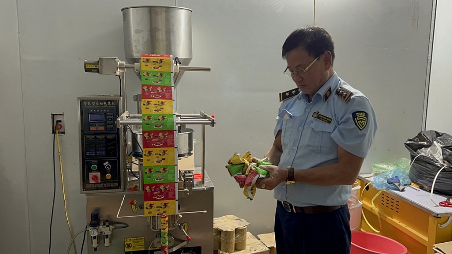 Triệt phá kho gia công “hô biến” kẹo Trung Quốc thành hàng Nhật Bản