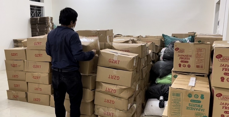 Triệt phá kho gia công “hô biến” kẹo Trung Quốc thành hàng Nhật Bản