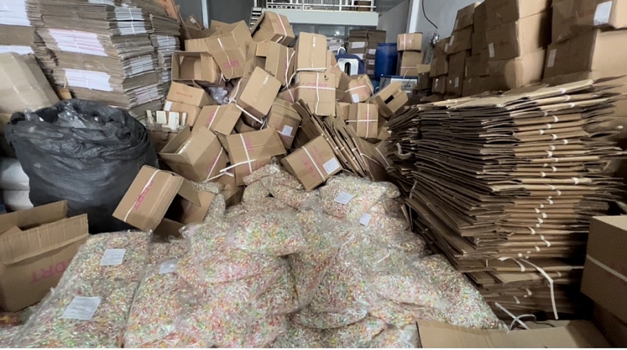 Triệt phá kho gia công “hô biến” kẹo Trung Quốc thành hàng Nhật Bản