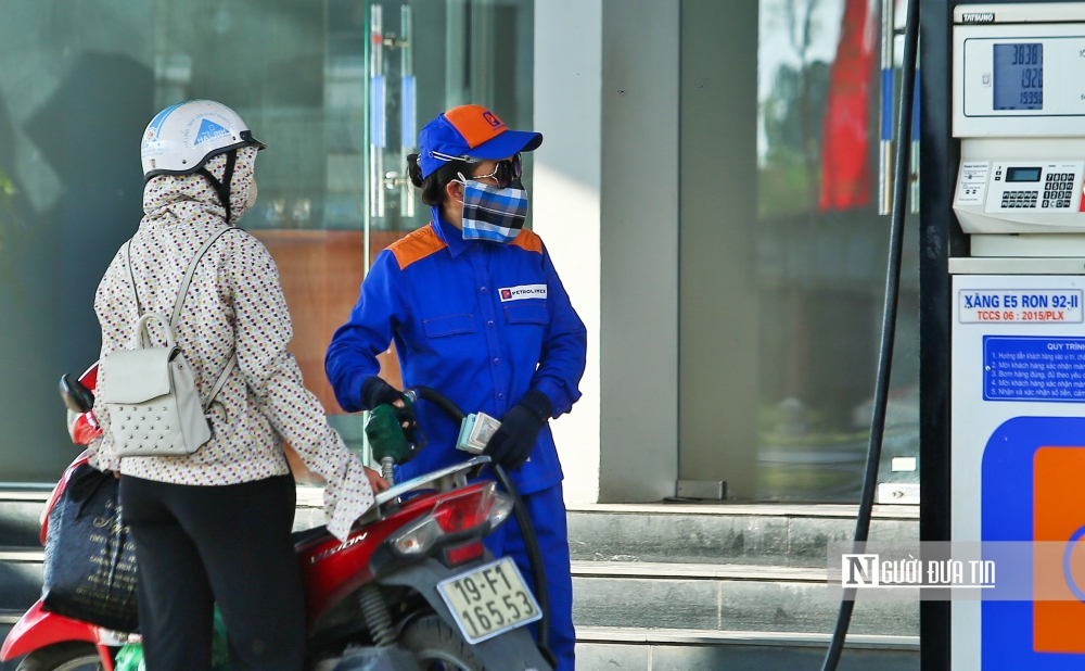 Giá xăng lại giảm lần thứ ba liên tiếp, về mốc hơn 19.000 đồng/lít Giá xăng lại giảm lần thứ ba liên tiếp, về mốc hơn 19.000 đồng/lít