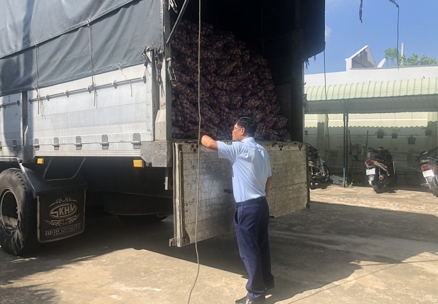 Phối hợp, ngăn chặn hàng tấn thực phẩm vi phạm