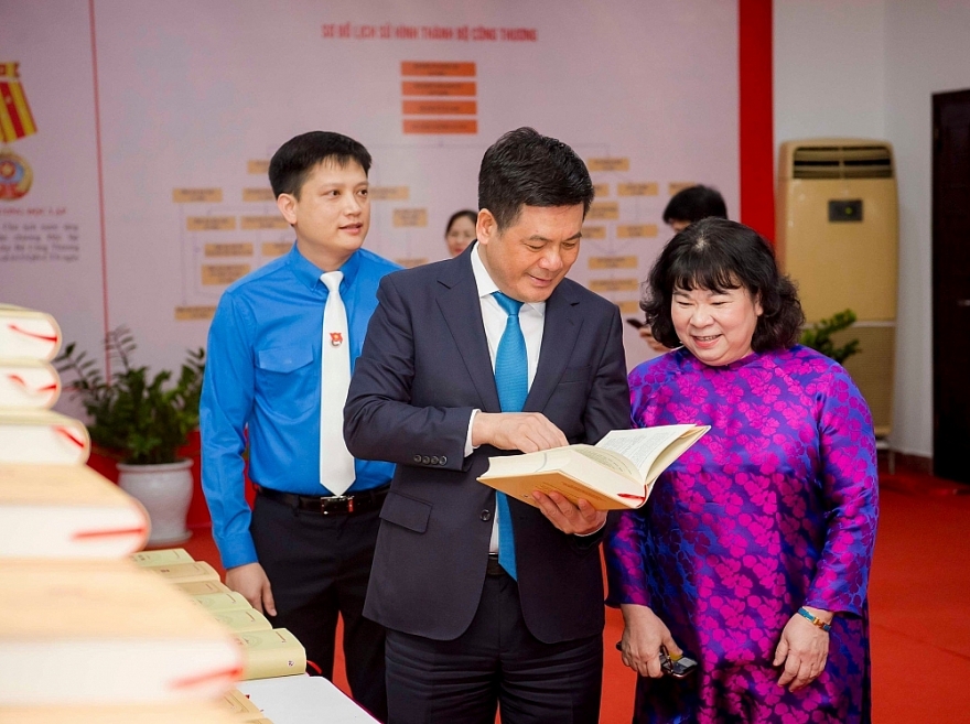 Bộ Công Thương ra mắt sách lịch sử ngành dày gần 1.000 trang