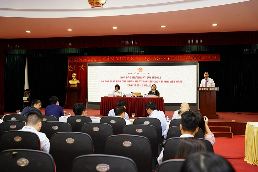 Bộ Công Thương làm rõ vấn đề nguồn cung xăng dầu, giá điện mặt trời