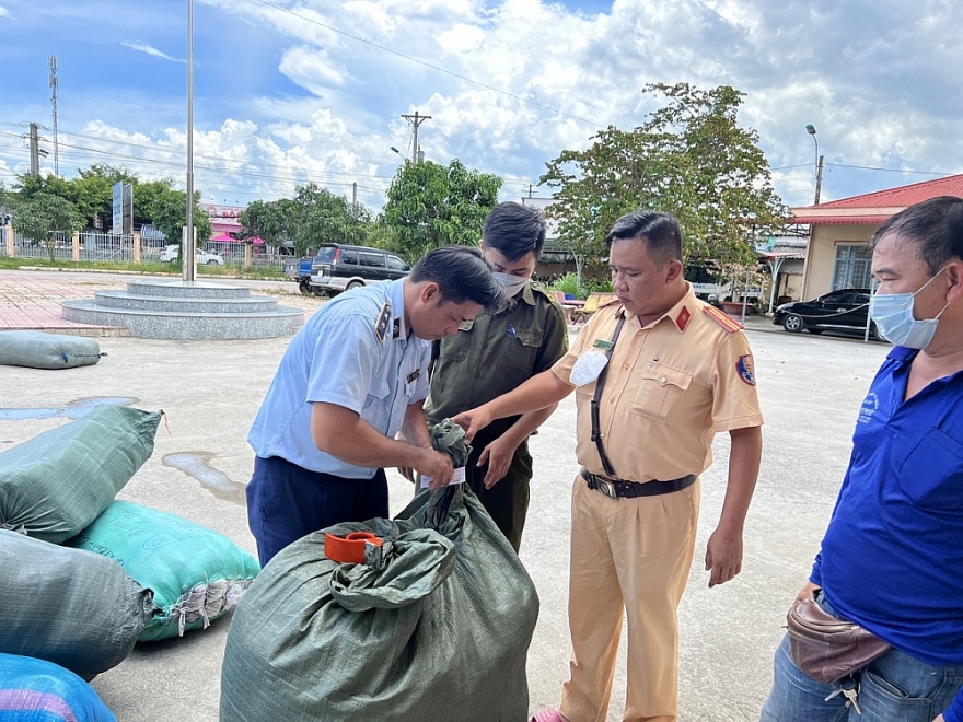 Tạm giữ trên 1 tấn hàng hóa không nhãn hiệu, hóa đơn