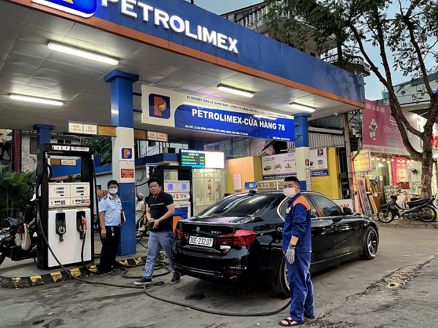 Không để thiếu hàng, sốt giá các mặt hàng thiết yếu