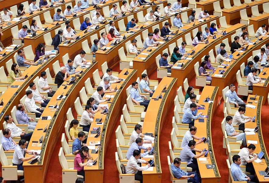 Bộ trưởng Nguyễn Hồng Diên thông tin về phát triển năng lượng tái tạo trước Quốc hội