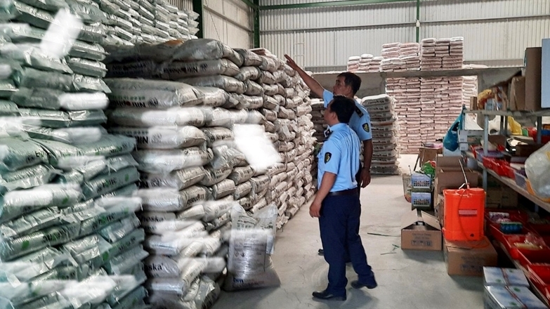 Xử phạt trăm triệu đồng đối với cơ sở kinh doanh 10 tấn phân bón kém chất lượng
