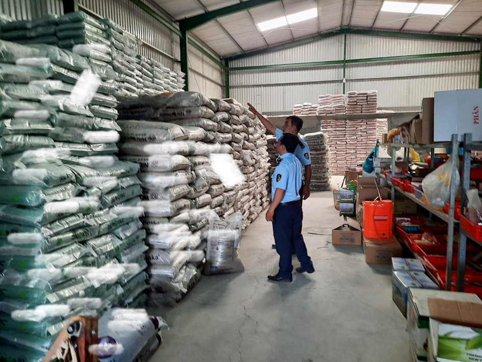 Xử phạt trăm triệu đồng đối với cơ sở kinh doanh 10 tấn phân bón kém chất lượng