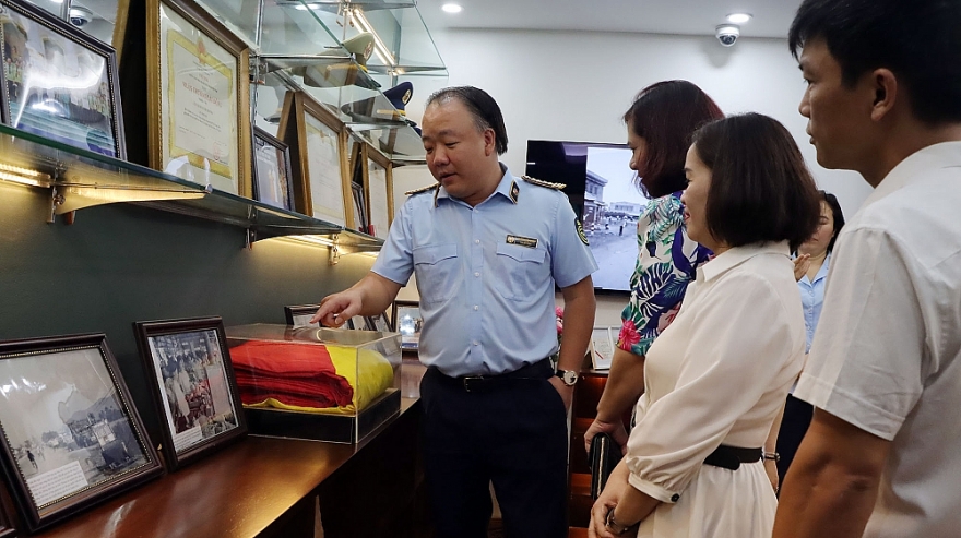 Phòng Trưng bày truyền thống “Dấu ấn Quản lý thị trường” - Nơi ghi dấu những chặng đường phát triển của lực lượng